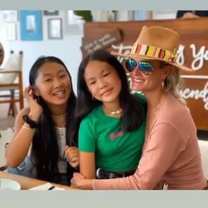 Laeticia Hallyday avec ses deux filles Jade et Joy. Joy Hallyday a fêté ses 12 ans le 27 juillet 2020, au restaurant "Nikki Beach" de Saint-Barthélemy.