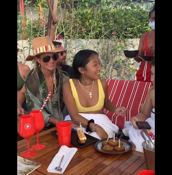 Laeticia Hallyday a fêté les 16 ans de sa fille Jade sur l'île de Saint-Barthélemy le 3 août 2020. Son compagnon Pascal Balland se trouvait à ses côtés.