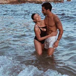 Rachel Legrain-Traprani profite de la mer avec son compagnon et pose en maillot de bain. L'occasion pour elle d'évoquer ses kilos post-grossesse sur Instagram. Août 2020.