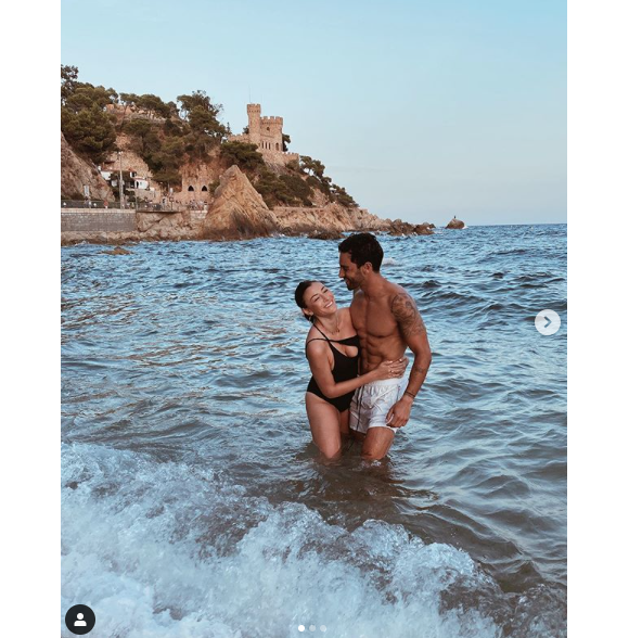 Rachel Legrain-Traprani profite de la mer avec son compagnon et pose en maillot de bain. L'occasion pour elle d'évoquer ses kilos post-grossesse sur Instagram. Août 2020.