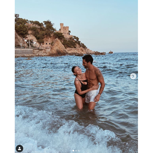 Rachel Legrain-Traprani profite de la mer avec son compagnon et pose en maillot de bain. L'occasion pour elle d'évoquer ses kilos post-grossesse sur Instagram. Août 2020.