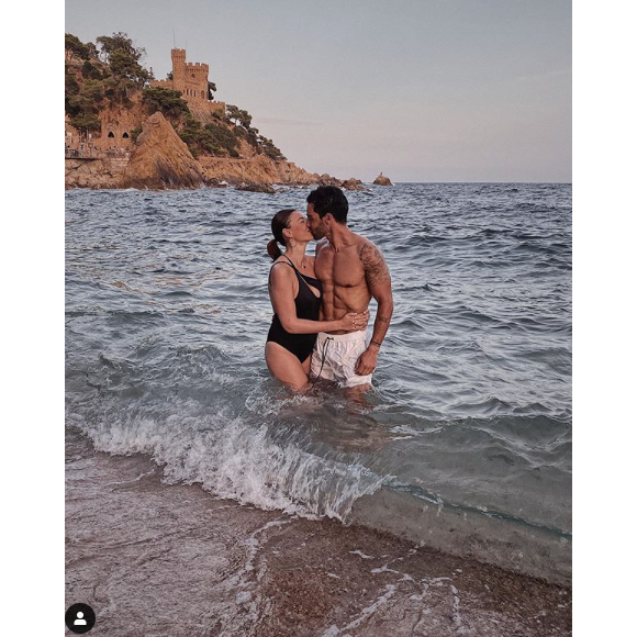 Rachel Legrain-Traprani profite de la mer avec son compagnon et pose en maillot de bain. L'occasion pour elle d'évoquer ses kilos post-grossesse sur Instagram. Août 2020.