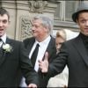 Raphael et Stéphane Carlier au mariage de leur père et Joséphine Dard, à la mairie du 18e arrondissement.