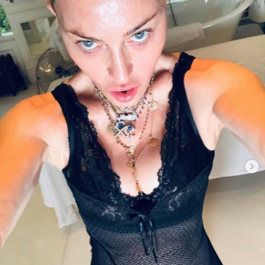 Madonna se prend en selfie en lingerie avant un traitement médical. Mai 2020.