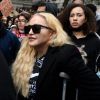 Madonna (en béquilles) participe à une manifestation à Londres lors du mouvement Black Lives Matter en hommage à George Floyd et contre les violences policières le 6 juin 2020.
