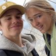 Romeo Beckham et sa petite amie Mia Regan sur le toit de la Tour Eiffel à Paris. Décembre 2019.