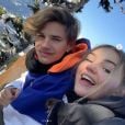 Romeo Beckham et sa petite amie Mia Regan au ski. Février 2020.