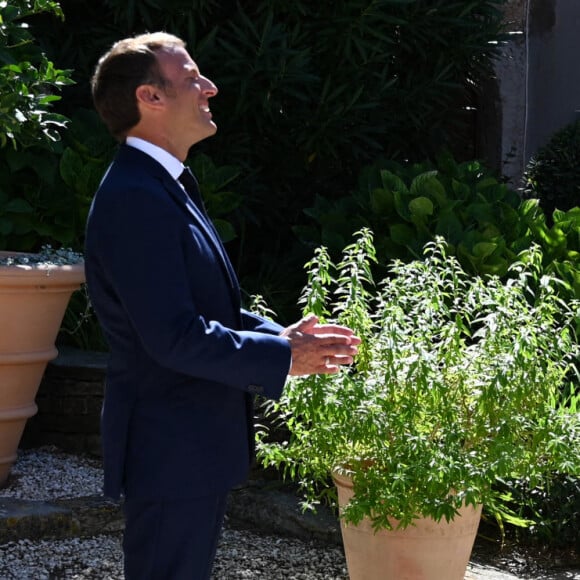 Le président français Emmanuel Macron et son épouse Brigitte Macron accueillent la chancelière allemande Angela Merkel au Fort de Brégançon, à Bormes-les-Mimosas, dans le sud-est de la France, le 20 août 2020. © Christophe Simon / Pool / Bestimage