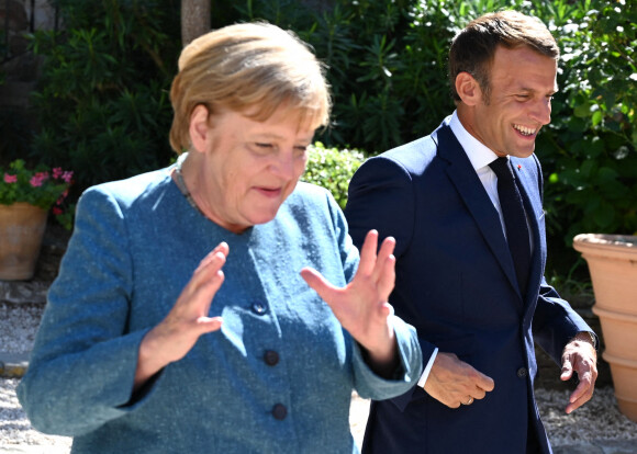 Le président français Emmanuel Macron et son épouse Brigitte Macron accueillent la chancelière allemande Angela Merkel au Fort de Brégançon, à Bormes-les-Mimosas, dans le sud-est de la France. © Christophe Simon / Pool / Bestimage