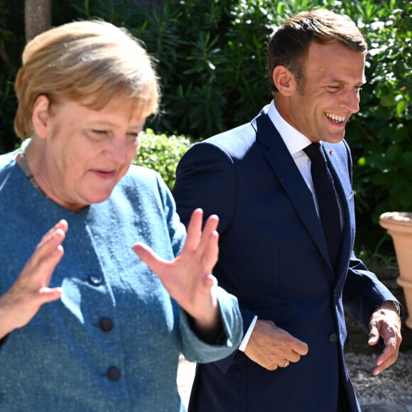 Le président français Emmanuel Macron et son épouse Brigitte Macron accueillent la chancelière allemande Angela Merkel au Fort de Brégançon, à Bormes-les-Mimosas, dans le sud-est de la France. © Christophe Simon / Pool / Bestimage