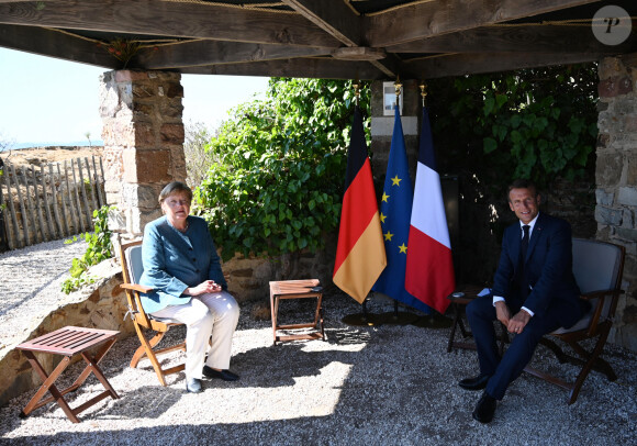 Le président français Emmanuel Macron et son épouse Brigitte Macron accueillent la chancelière allemande Angela Merkel au Fort de Brégançon, à Bormes-les-Mimosas, dans le sud-est de la France, le 20 août 2020. © Christophe Simon / Pool / Bestimage