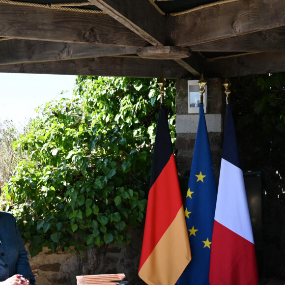 Le président français Emmanuel Macron et son épouse Brigitte Macron accueillent la chancelière allemande Angela Merkel au Fort de Brégançon, à Bormes-les-Mimosas, dans le sud-est de la France, le 20 août 2020. © Christophe Simon / Pool / Bestimage