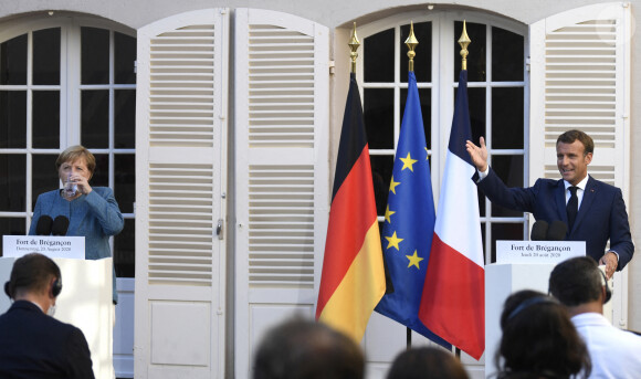 Angela Merkel, Chancelière fédérale, le Président Emmanuel Macron - Conférence de presse au Fort de Brégançon, à Bormes-les-Mimosas, dans le sud-est de la France, le 20 août 2020. Le président français a rencontré la chancelière allemande pour tenter de renforcer la compréhension franco-allemande sur les nombreux enjeux européens et internationaux. © Christophe Simon / Pool / Bestimage