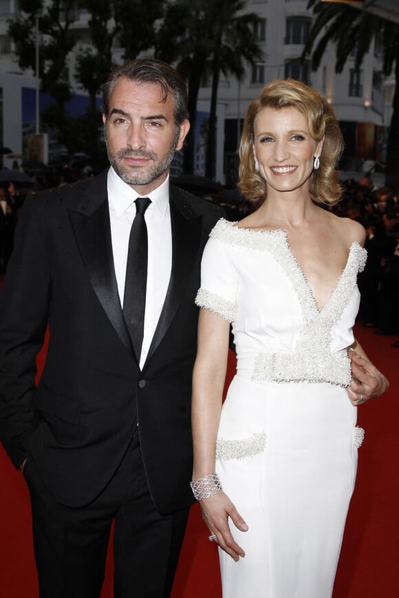 Jean Dujardin et Alexandra Lamy- Montée des marches du film "Therese Desqueroux" pour la cérémonie de clôture du 65e festival du film de Cannes.