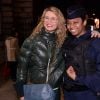 Exclusif - Alexandra Lamy pose avec une policière au vernissage de l'exposition photos "Libres et égales" à l'occasion de la journée internationale des droits des femmes sur les grilles de la cour d'appel à Paris, France, le 6 mars 2020. ©Rachid Bellak/Bestimage