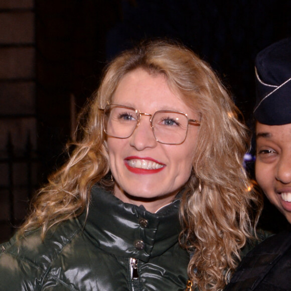 Exclusif - Alexandra Lamy pose avec une policière au vernissage de l'exposition photos "Libres et égales" à l'occasion de la journée internationale des droits des femmes sur les grilles de la cour d'appel à Paris, France, le 6 mars 2020. ©Rachid Bellak/Bestimage