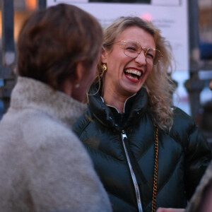 Exclusif - Alexandra Lamy au vernissage de l'exposition photos "Libres et égales" à l'occasion de la journée internationale des droits des femmes sur les grilles de la cour d'appel à Paris, France, le 6 mars 2020. ©Rachid Bellak/Bestimage