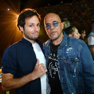 Pascal Obispo et Vianney - Backstage artistes - Direct de l'émission "Tous ensemble pour la musique" pour la fête de la musique 2020 à l'AccorHotels Arena à Paris le 19 juin 2020. © Cyril Moreau / Veeren Ramsamy / Bestimage