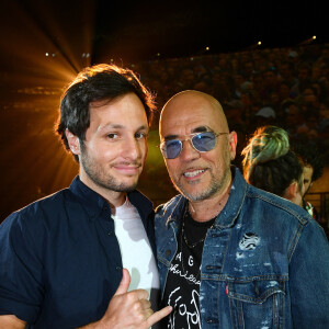 Pascal Obispo et Vianney - Backstage artistes - Direct de l'émission "Tous ensemble pour la musique" pour la fête de la musique 2020 à l'AccorHotels Arena à Paris le 19 juin 2020. © Cyril Moreau / Veeren Ramsamy / Bestimage