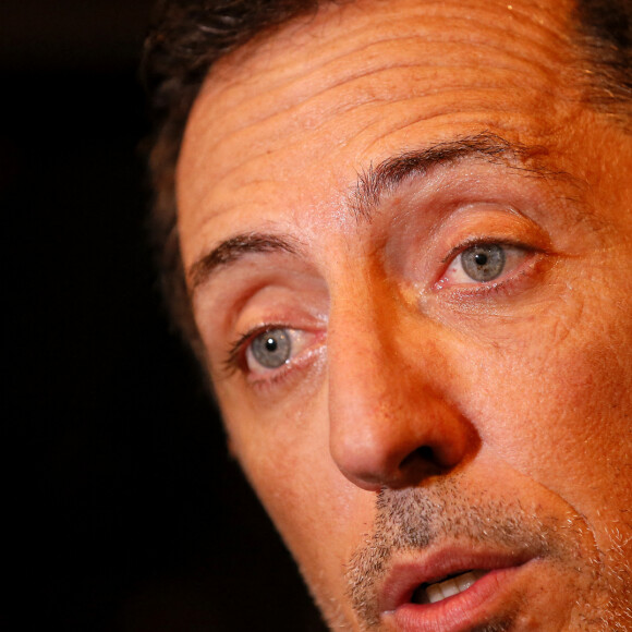 Gad Elmaleh présente en avant-première son album où il intérprète les grands succès de Claude Nougaro lors d'un concert privé (30 personnes) sur la péniche "Maison Claude Nougaro" à Toulouse, le 24 août 2020.