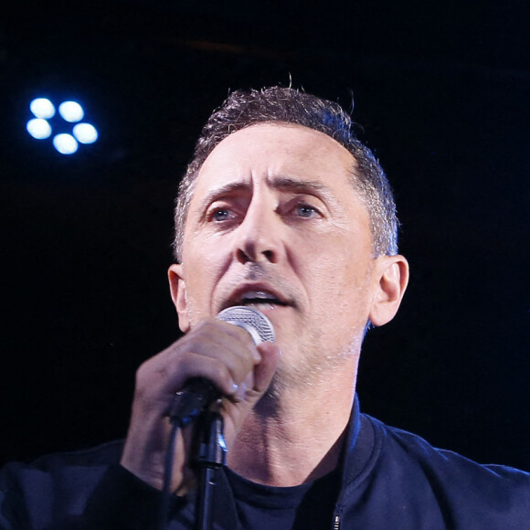 Gad Elmaleh présente en avant-première son album où il intérprète les grands succès de Claude Nougaro lors d'un concert privé (30 personnes) sur la péniche "Maison Claude Nougaro" à Toulouse, le 24 août 2020.