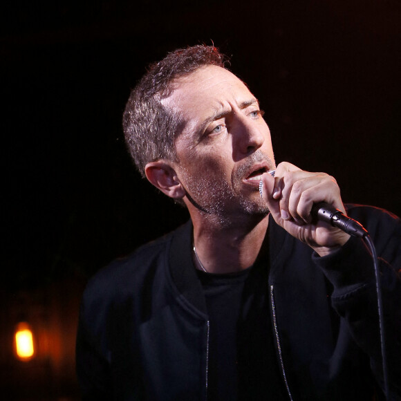 Gad Elmaleh présente en avant-première son album où il intérprète les grands succès de Claude Nougaro lors d'un concert privé (30 personnes) sur la péniche "Maison Claude Nougaro" à Toulouse, le 24 août 2020.