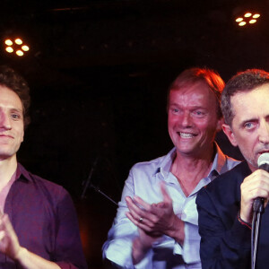 Gad Elmaleh entouré de ses musiciens Jérémy Hababou (piano), Thomas Bramerie (contrebasse), Philippe Maniez (batterie) - Gad Elmaleh présente en avant-première son album où il intérprète les grands succès de Claude Nougaro lors d'un concert privé (30 personnes) sur la péniche "Maison Claude Nougaro" à Toulouse, le 24 août 2020.