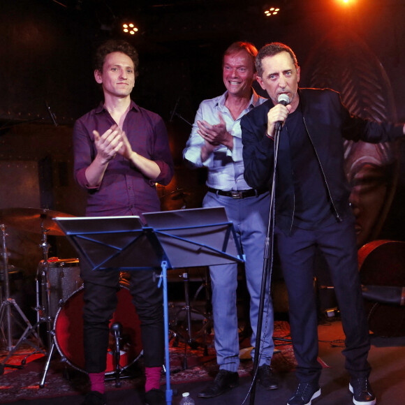 Gad Elmaleh entouré de ses musiciens Jérémy Hababou (piano), Thomas Bramerie (contrebasse), Philippe Maniez (batterie) - Gad Elmaleh présente en avant-première son album où il intérprète les grands succès de Claude Nougaro lors d'un concert privé (30 personnes) sur la péniche "Maison Claude Nougaro" à Toulouse, le 24 août 2020.