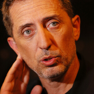 Gad Elmaleh présente en avant-première son album où il intérprète les grands succès de Claude Nougaro lors d'un concert privé (30 personnes) sur la péniche "Maison Claude Nougaro" à Toulouse, le 24 août 2020.