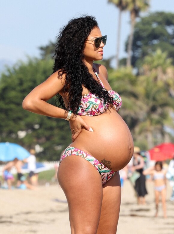 Eniko Parrish (enceinte), la femme de Kevin Hart, profite de la plage avec ses enfants à Santa Barbara. Le 15 août 2020 .
