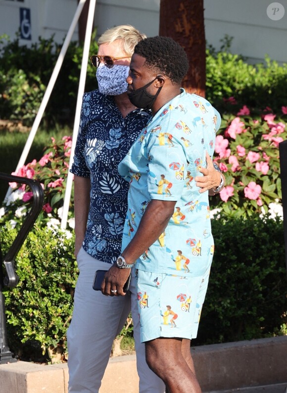 Exclusif - Ellen DeGeneres et Kevin Hart s'embrassent chaleureusement et se serrent dans les bras l'un de l'autre, en pleine épidémie de Coronavirus (COVID-19), à la sortie du Rosemont Miramar Beach Club à Santa Barbara. Le 15 août 2020.