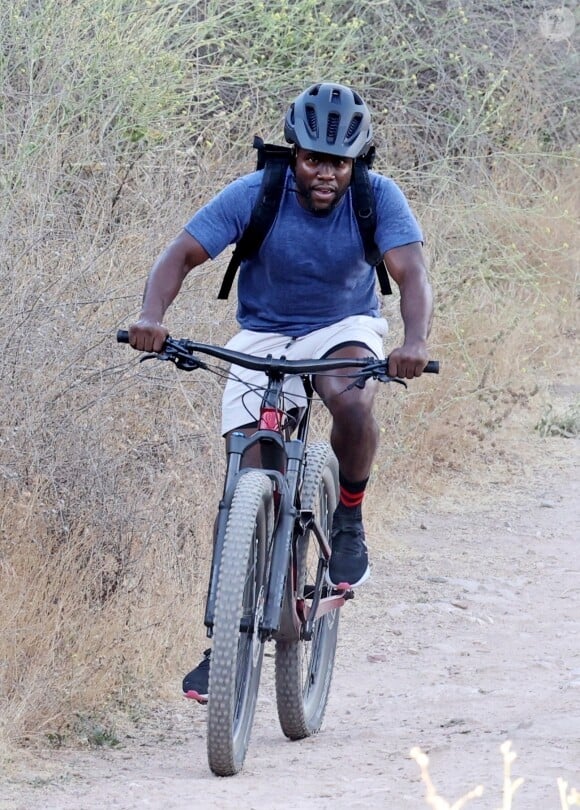 Exclusif - Le comédien et humoriste de 40 ans, Kevin Hart et son fils de 12 ans, Hendrix font du VTT dans les collines à Los Angeles, le 24 juin 2020.