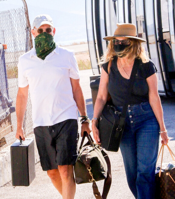Exclusif - Tom Hanks et sa femme Rita Wilson à leur arrivée, en jet privé, sur l'île de Paros en Grèce. Le 11 juillet 2020.