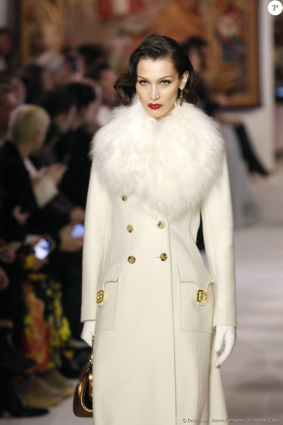 Bella Hadid défile pour LANVIN, collection prêt-à-porter automne-hiver