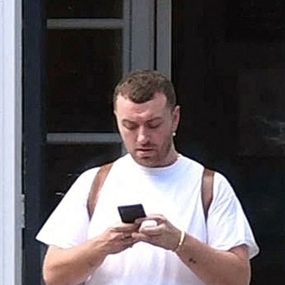 Exclusif - Le chanteur britannique Sam Smith quitte un bar londonien pour rejoindre des amis et se promener avec eux dans le quartier de Primrose Hill, le 3 août 2020.