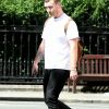 Exclusif - Le chanteur britannique Sam Smith quitte un bar londonien pour rejoindre des amis et se promener avec eux dans le quartier de Primrose Hill, le 3 août 2020.
