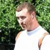 Exclusif - Le chanteur britannique Sam Smith quitte un bar londonien pour rejoindre des amis et se promener avec eux dans le quartier de Primrose Hill