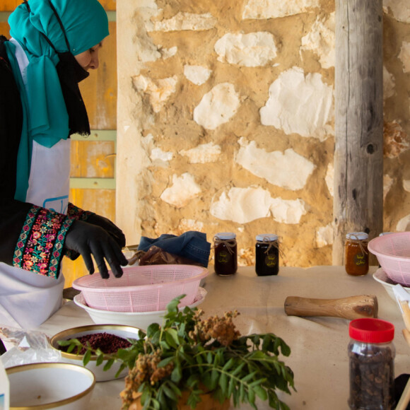 La reine Rania de Jordanie rend visite à la réserve forestière d'Ajloun et au Reef Springs Resort où elle a vu les activités touristiques proposées et les produits locaux du gouvernorat d'Ajloun le 21 juillet 2020.