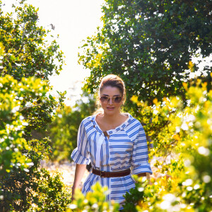 La reine Rania de Jordanie rend visite à la réserve forestière d'Ajloun et au Reef Springs Resort où elle a vu les activités touristiques proposées et les produits locaux du gouvernorat d'Ajloun le 21 juillet 2020.