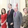 Le roi Felipe VI d'Espagne et son père le roi Juan Carlos Ier, avec la reine Letizia et la reine Sofia, le 10 janvier 2019 lors de la cérémonie des Prix nationaux du sport espagnol au palais du Pardo à Madrid.