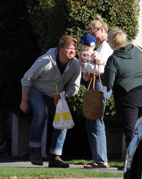 Exclusif - Kirsten Dunst, son compagnon Jesse Plemons et leur fils Ennis Howard Plemons font des courses à Los Angeles, le 31 octobre 2019.