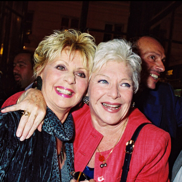 Annie Cordy et Line Renaud à la générale de la pièce de théâtre "Mon père avait raison" aux Bouffes parisiennes.