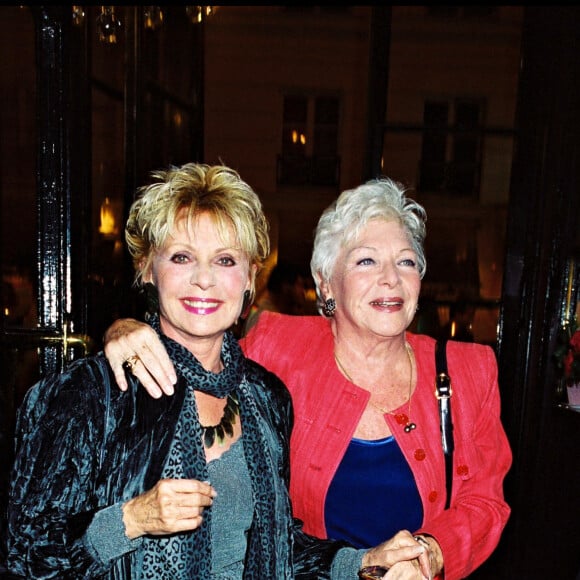 Annie Cordy et Line Renaud à la générale de la pièce de théâtre "Mon père avait raison" aux Bouffes parisiennes.