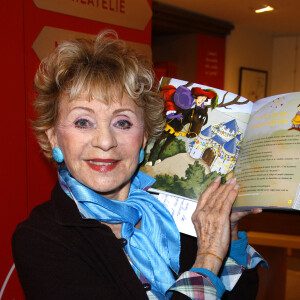 Archives - Pour les fêtes de Noël, du 26 novembre au 23 décembre 2011, "Le Carré d'Encre" à Paris a organisé des rencontres entre les enfants et des stars pour venir leur raconter des contes de Noël. Le 22 décembre, Annie Cordy s'est transformée en "Maman Noël"  