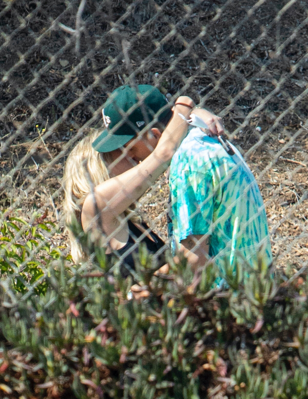 Photo Exclusif Ashley Benson embrasse son compagnon GEazy en marge