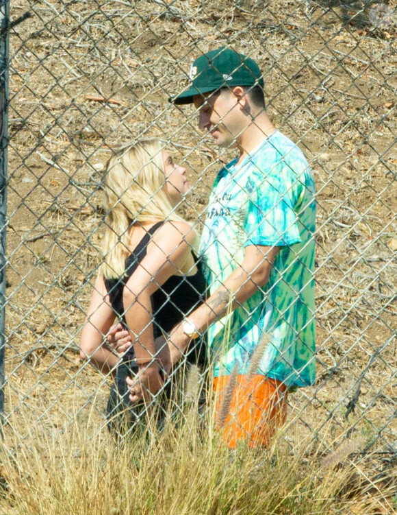 Exclusif - Ashley Benson embrasse son compagnon G-Eazy en marge du tournage d'un nouveau clip du rappeur à Malibu, le 3 septembre 2020.