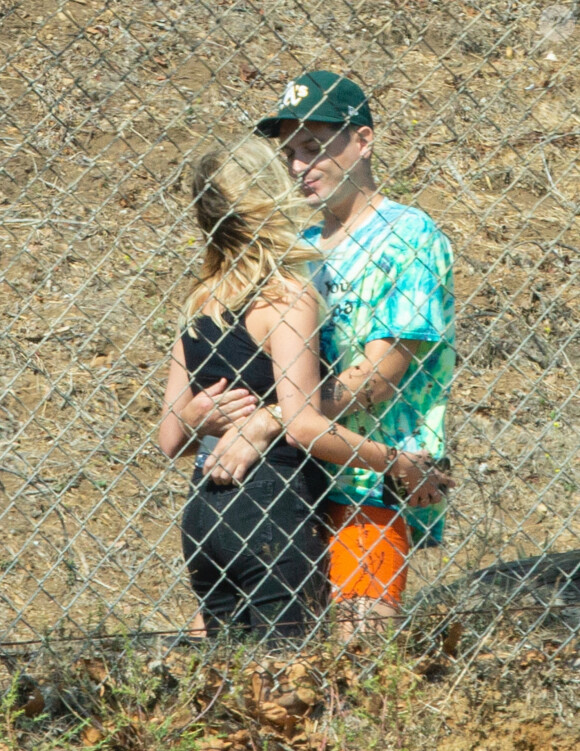 Exclusif - Ashley Benson embrasse son compagnon G-Eazy en marge du tournage d'un nouveau clip du rappeur à Malibu, le 3 septembre 2020.