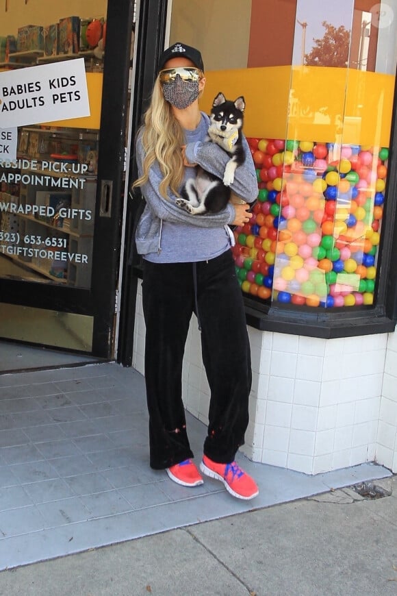 Paris Hilton fait du shopping avec son petit chien dans le quartier de Hollywood à Los Angeles pendant l'épidémie de coronavirus (Covid-19), le 25 août 2020