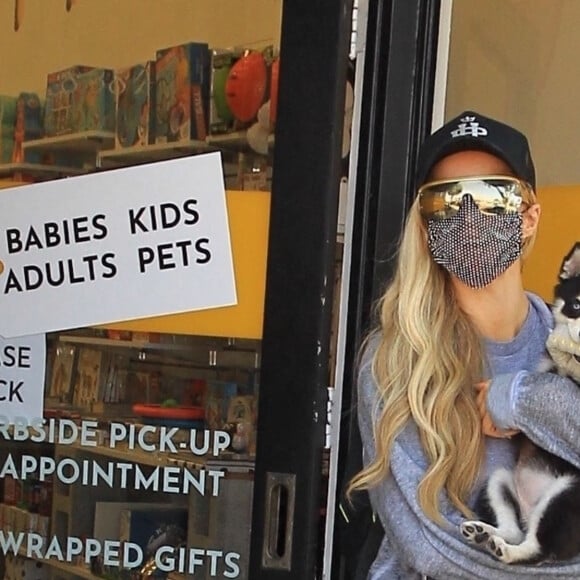 Paris Hilton fait du shopping avec son petit chien dans le quartier de Hollywood à Los Angeles pendant l'épidémie de coronavirus (Covid-19), le 25 août 2020