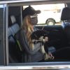 Paris Hilton fait du shopping avec son petit chien dans le quartier de Hollywood à Los Angeles pendant l'épidémie de coronavirus (Covid-19), le 25 août 2020